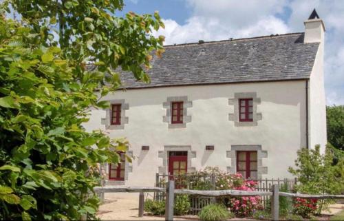 Commana House | Domaine de Linguinou piscine et spa