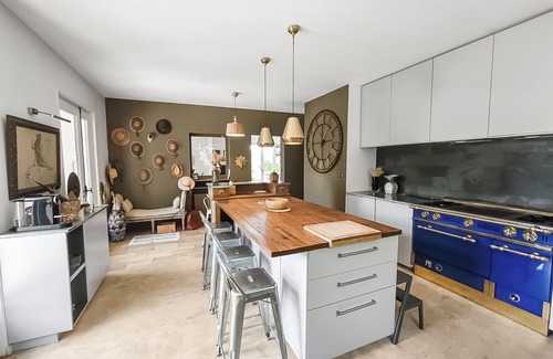 Anneyron House | Domaine "Les Sources". Family memories in a green setting