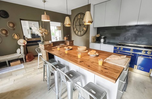 Anneyron House | Domaine "Les Sources". Family memories in a green setting