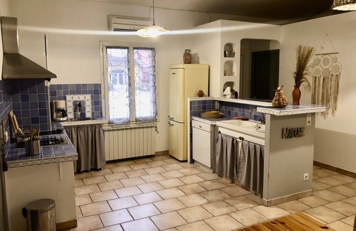 Roussillon House | Domaine plan des Devens 4* T3 gite in Roussillon with shared pool.