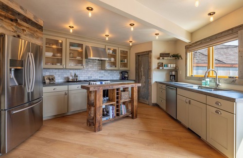 Wapiti House | Dome House, remodeled geodesic dome, high end finishes & panoramic views/Wapiti Valley!