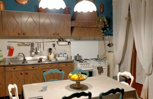 Scafati Apartment | Domus Donatella. Only 2 km from Pompeii. Station 300m away. Garden, terrace.Wifi