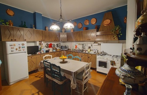 Scafati Apartment | Domus Donatella. Only 2 km from Pompeii. Station 300m away. Garden, terrace.Wifi