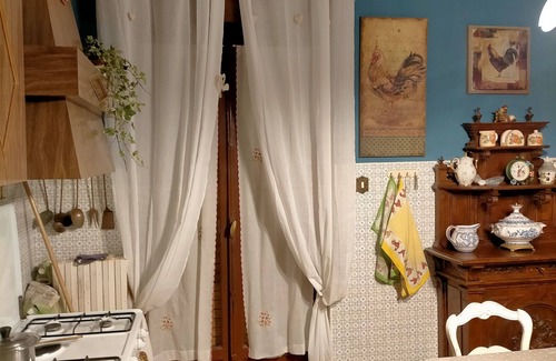 Scafati Apartment | Domus Donatella. Only 2 km from Pompeii. Station 300m away. Garden, terrace.Wifi