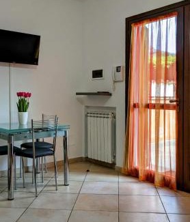 Ciampino Apartment | DOMUS Emy - deliziosa casa a piano terra con giardino e posto auto a Ciampino