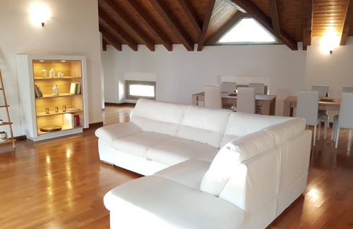 Citta Bassa Apartment | DONIZETTI ROYAL ATTIC 6 PAX
