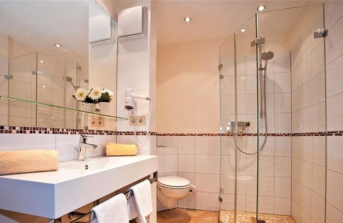 Aschach Apartment | Doppelzimmer mit sep. Wohnteil, Balkon/Terrasse, Bad oder Dusche/WC, Haupthaus