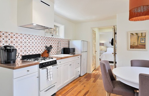 Downtown Santa Fe Bed & Breakfast | Dos Hermanas Casita 2 | Walk to Plaza | Courtyard