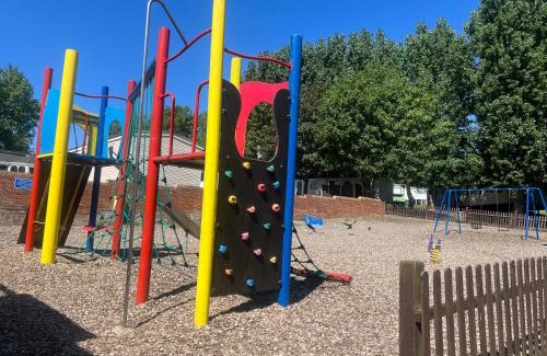 Sheerness Ski Chalet | Dottys van warden springs caravan park
