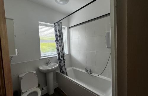 Little Hulton House | Double-Bedroom C2 Manchester Close To Bolton Centre