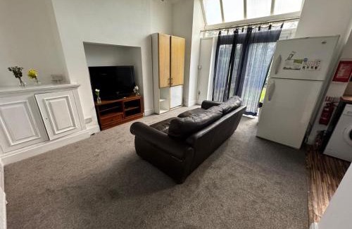 Salford House | Double-Bedroom in the Heart of Salford Manchester GCSW1 Perfect for Short Stays