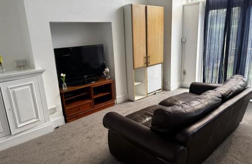 Salford House | Double-Bedroom in the Heart of Salford Manchester GCSW2 Perfect for Short Stays