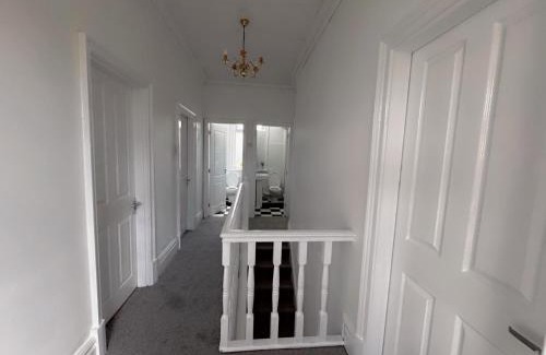 Salford House | Double-Bedroom in the Heart of Salford Manchester GCSW3 Perfect for Short Stays