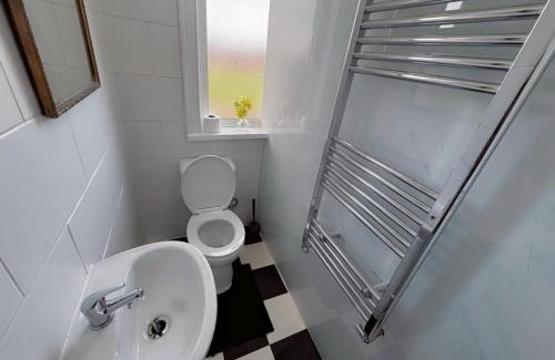 Salford House | Double-Bedroom in the Heart of Salford Manchester GCSW3 Perfect for Short Stays