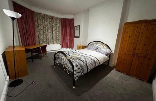 Salford House | Double-Bedroom in the Heart of Salford Manchester Perfect for Short Stays GCSW5