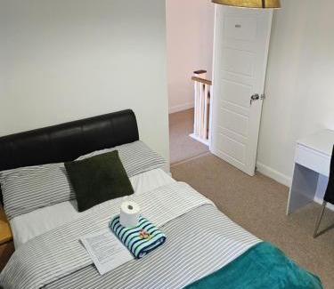 Dartford House | Double Cosy bedroom in central Dartford-Close to all amenities