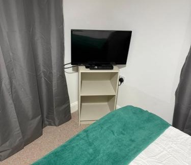 Dartford House | Double Cosy bedroom in central Dartford-Close to all amenities