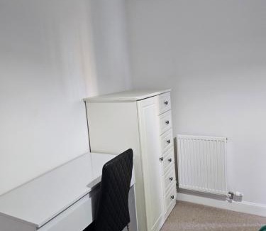 Dartford House | Double Cosy bedroom in central Dartford-Close to all amenities