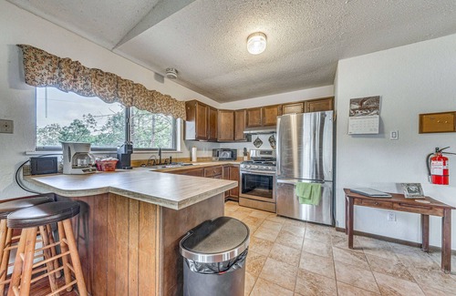 Ruidoso Downs Cabin | 'Double D Cabin' w/Deck, 4 Mi to Grindstone Lake!
