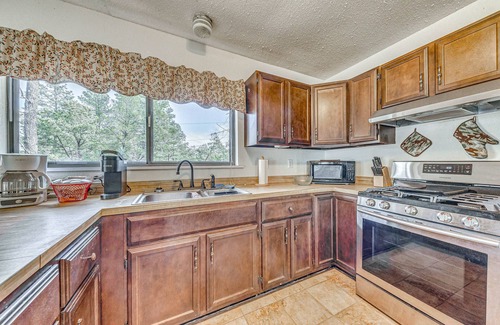 Ruidoso Downs Cabin | 'Double D Cabin' w/Deck, 4 Mi to Grindstone Lake!