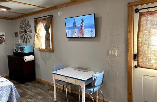 Emory Hotel | Double D Guest Cottage