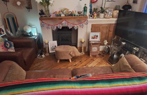 Enderby Apartment | Double Ensuite in a colourful quirky terrace on a quiet leafy street