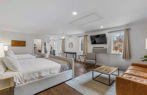 Cashiers Hotel | Double King Room at our Boutique Bed & Brewery