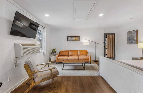 Cashiers Hotel | Double King Room at our Boutique Bed & Brewery