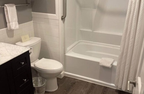 Gaffer District Apartment | Double Queen Guestroom