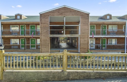 Indian Point Condo | Double Queen Room w/Kitchen Supplies