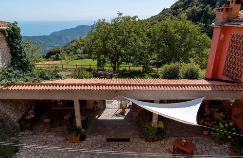 Castiglione Chiavarese Apartment | 'Double Room 2' with Mountain View and Shared Garden