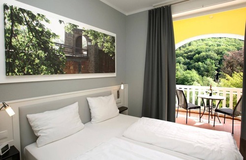 Annweiler am Trifels Bed & Breakfast | Double room, shower, toilet, quiet - Kurhaus Trifels Seminarhotel GmbH