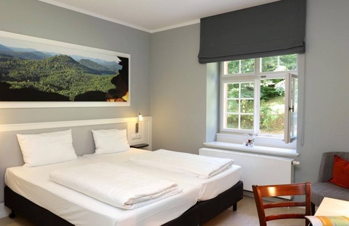 Annweiler am Trifels Bed & Breakfast | Double room, shower, toilet, quiet - Kurhaus Trifels Seminarhotel GmbH