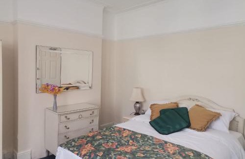 Seven Kings House | Double Room available- London Seven Kings Seven Kings Train Station