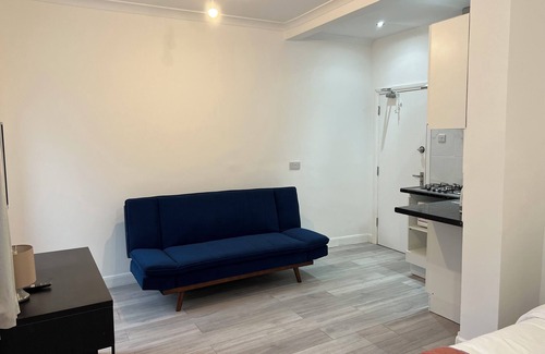 Clayhall Apartment | Double Room With Private Kitchen
