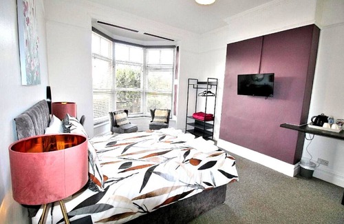 Lincoln House | Double Room with Shared Bathroom - Hamilton