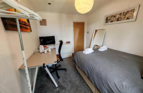 Bournemouth House | Double Rooms near Bournemouth Hospital ensuite or shared bathroom options