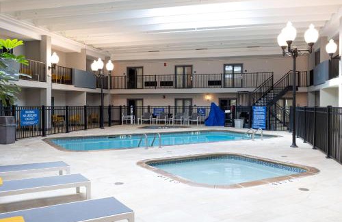 Austin Hotel | DoubleTree by Hilton Austin, MN