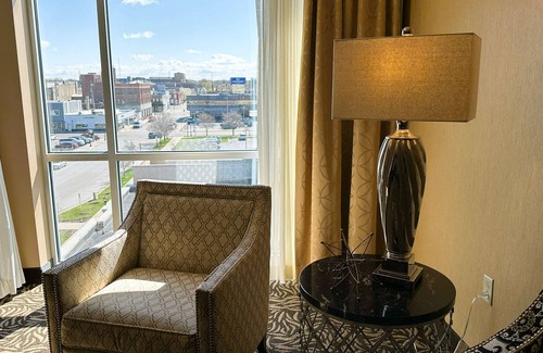 Bay City Hotel | DoubleTree by Hilton Bay City - Riverfront