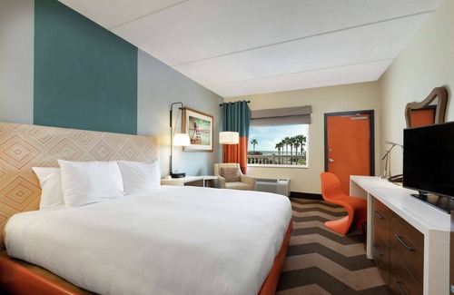 San Jacinto Hotel | DoubleTree by Hilton Hotel Galveston Beach