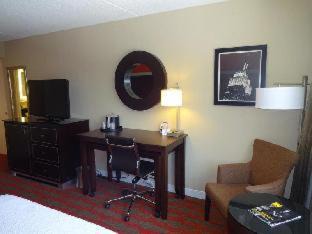 Queens Hotel | DoubleTree by Hilton New York-LaGuardia