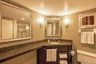 Queens Hotel | DoubleTree by Hilton New York-LaGuardia