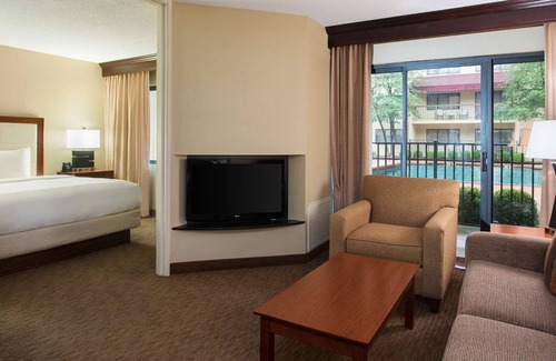 Sharonville Hotel | DoubleTree Suites by Hilton Hotel Cincinnati - Blue Ash
