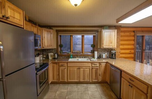 East Kootenay House | Douglas Lake Log Cabin - 10 Person House - Great Mountain Views All Seasons