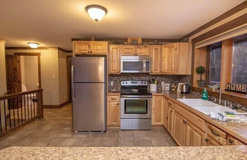 East Kootenay House | Douglas Lake Log Cabin - 10 Person House - Great Mountain Views All Seasons