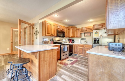 Hiawassee Cabin | Down By the River-Fireplace-Jacuzzi-River Access