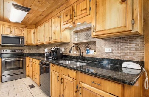 Rocky Grove Cabin | Down The Creek: Lovely Gatlinburg Cabin for Family Vacations and Large Groups.