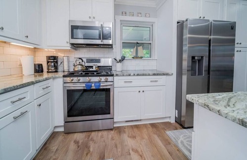 Long Beach House | Down Time - Beautiful Dog-Friendly 3-Bedroom Home.
