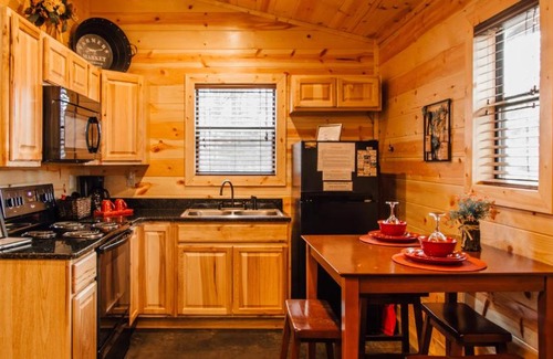 Hochatown House | Down Time Studio Cabin w Hot Tub