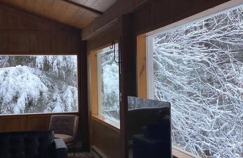 Plymouth Cabin | Downhill Haus, 7 beds, between Okemo & Killington